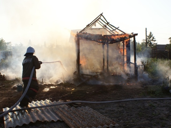 В Саяногорске огонь уничтожил дачный дом