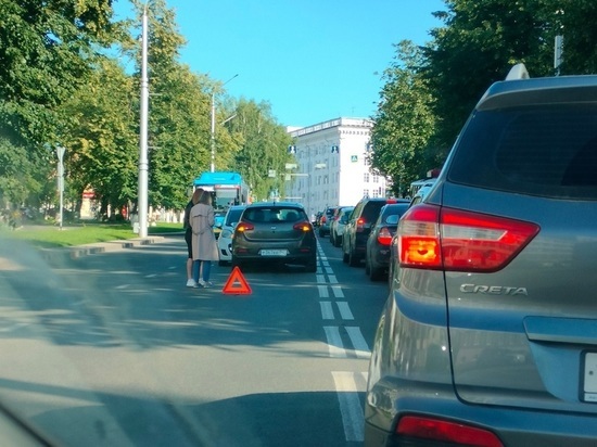 Утреннее ДТП усложнило проезд в центре Кемерова