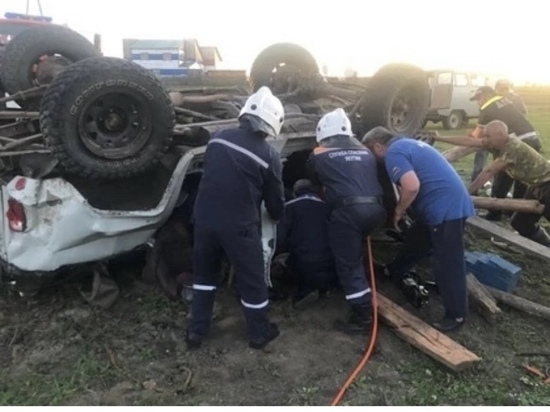 В Якутии спасли пассажира опрокинувшегося автомобиля