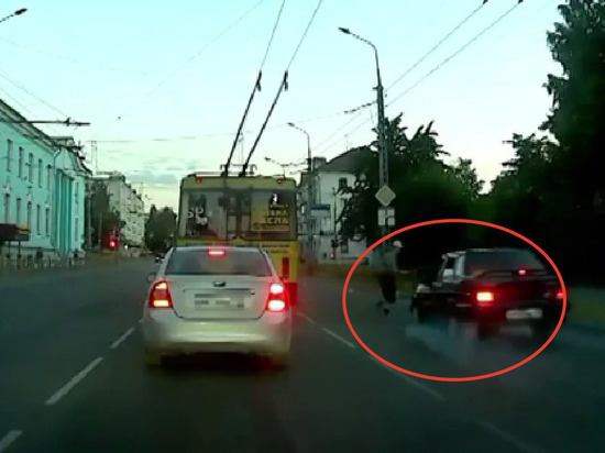 Пассажир троллейбуса выскочил прямо под автомобиль в Петрозаводске
