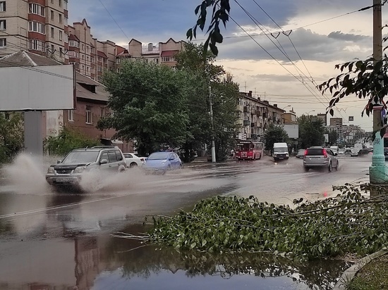 Дорога по Ленина в Чите после ливня превратилась в глубокую лужу