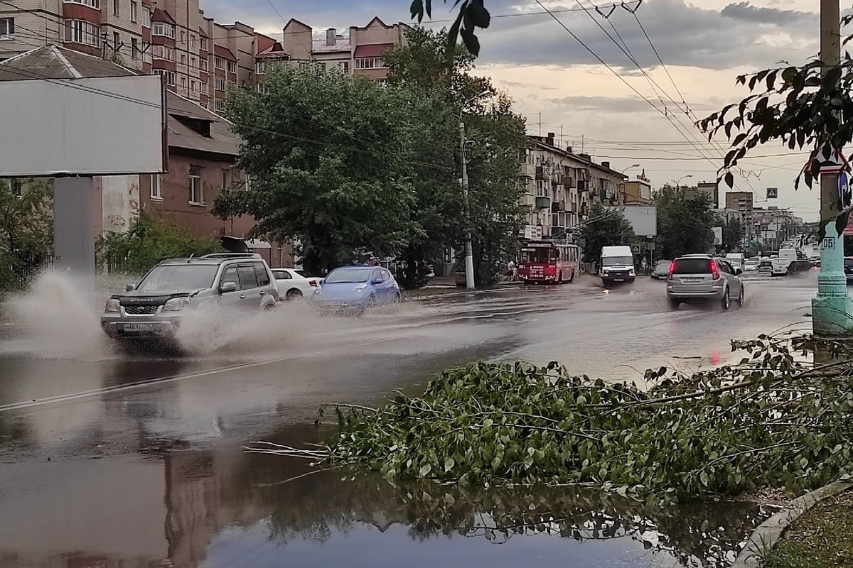 Дорога по Ленина в Чите после ливня превратилась в глубокую лужу - МК Чита