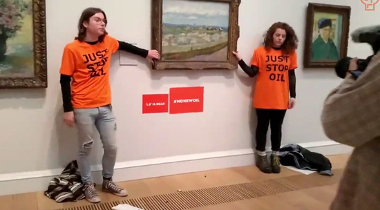 Активисты в Лондоне приклеили себя к картине Ван Гога: видео