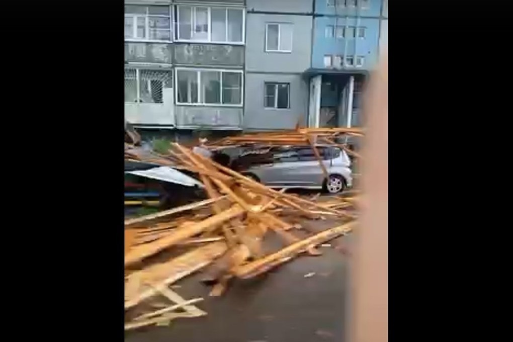 Ветер крышей громыхает. Снесло крышу в Тобольске. Снесло крышу ветром в Майкопе. Сильный ветер снес крышу на острове Чита.