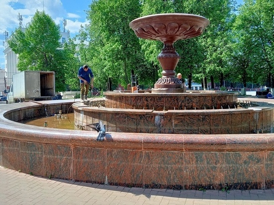 В Кирове детскими игрушками и бутылками забили трубы фонтана