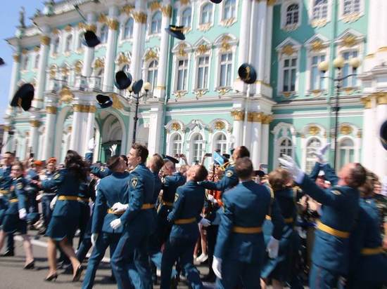 Глава МЧС Куренков вручил 8 дипломов с отличием петербургским выпускникам на Дворцовой
