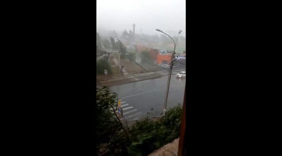На Читу обрушился ураган: сорваны крыши, повалены деревья, затоплены улицы