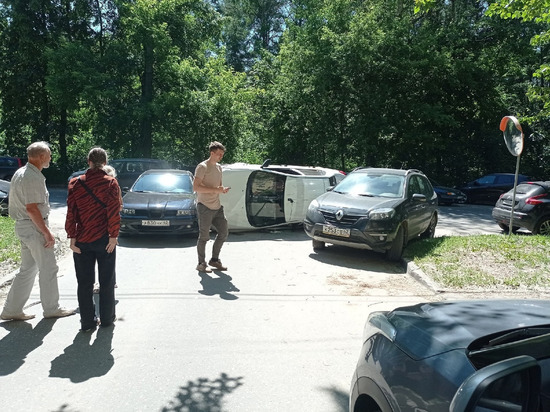 В Рязани на улице Октябрьской перевернулась машина