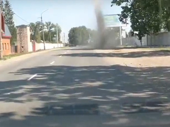 В Тверской области на запись видеорегистратора попал пылевой вихрь