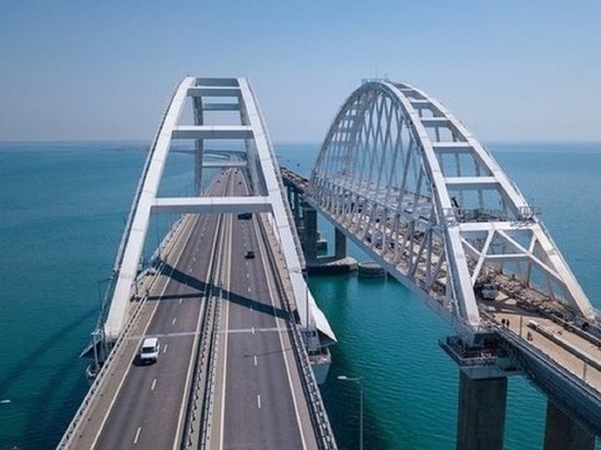 Арестович заявил о возможности удара Украины по Крымскому мосту