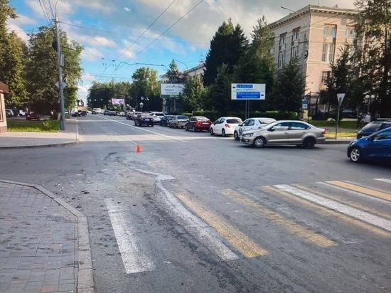 В Томске иномарка врезалась в автобус