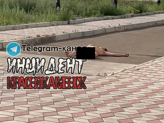 Голого мужчину увидели лежащим в центре Краснокаменска