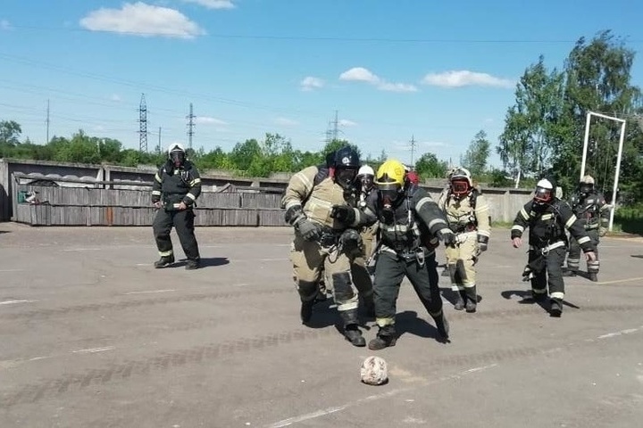 Суровый футбол Костромы: руководители пожарных погоняли мячик в полной экипировке