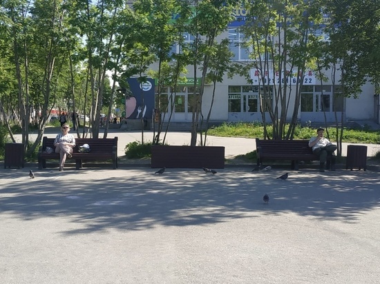 Инициативный предприниматель изготовил для Апатитов скамейки из вторсырья