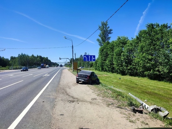 В Тверской области водитель Renault врезался в столб пытаясь избежать аварии