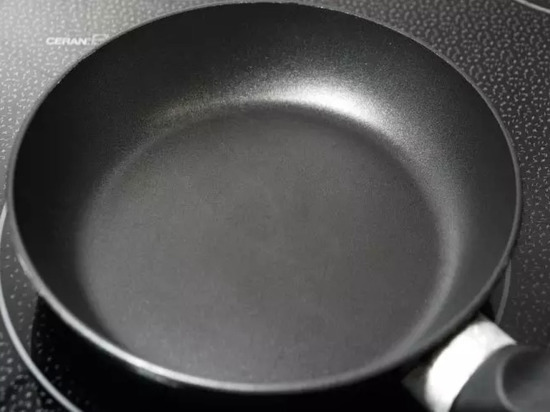Как реанимировать сковороду с тефлоновым покрытием: подарите посуде вторую жизнь