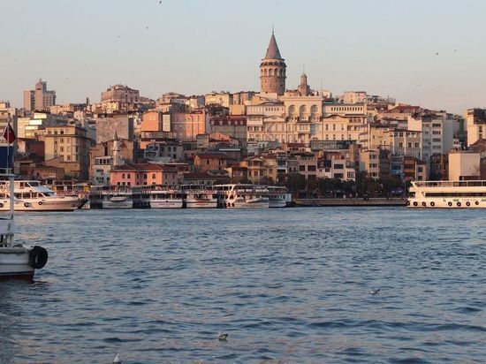 Семь человек пострадали в Стамбуле при столкновении парома с пирсом