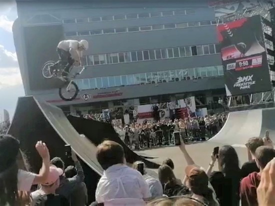 Велосипед упал в толпу зрителей на открытии скейт-парка в Екатеринбурге