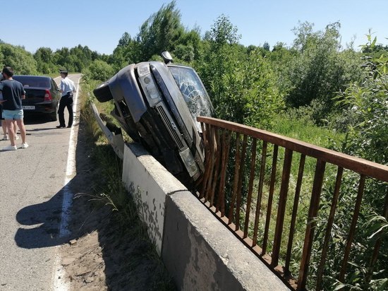 В Тверской области легковушка врезалась в ограждение моста