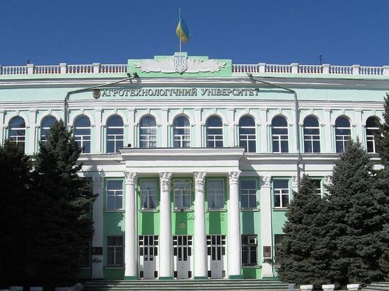 В Мелитополе выпускникам колледжа вручили первые дипломы российского образца