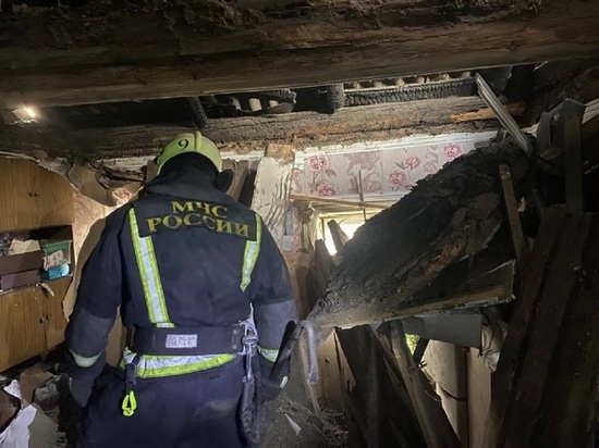 Ночью 3 июля в Барнауле на улице Гвардейской рухнул потолок в частном одноэтажном двухквартирном доме