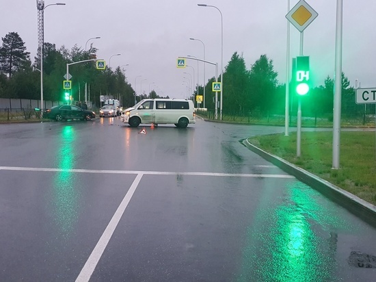 Пассажир иномарки пострадал при аварии на перекрестке в Ноябрьске