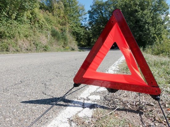 Фонарный столб упал на автомобиль в Новокузнецке