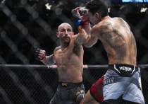 В Лас-Вегасе (США) прошел турнир по смешанным единоборствам UFC 276, в рамках которого прошли два титульных поединка. «МК-Спорт» рассказывает о самых интересных моментах бойцовского шоу.
