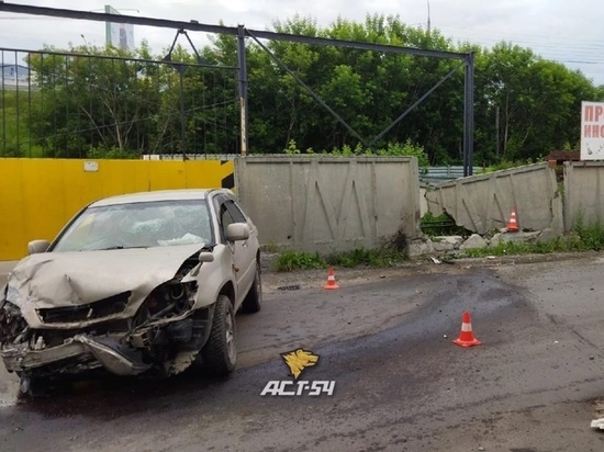 Toyota протаранила бетонный забор в ДТП на улице Моторной Новосибирска