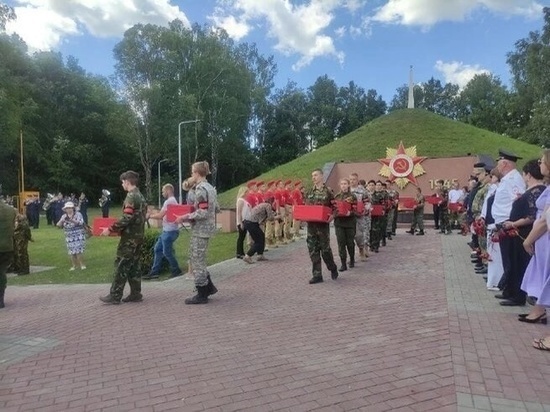 Останки 60-ти красноармейцев с воинскими почестями перезахоронили в Арсеньевском районе