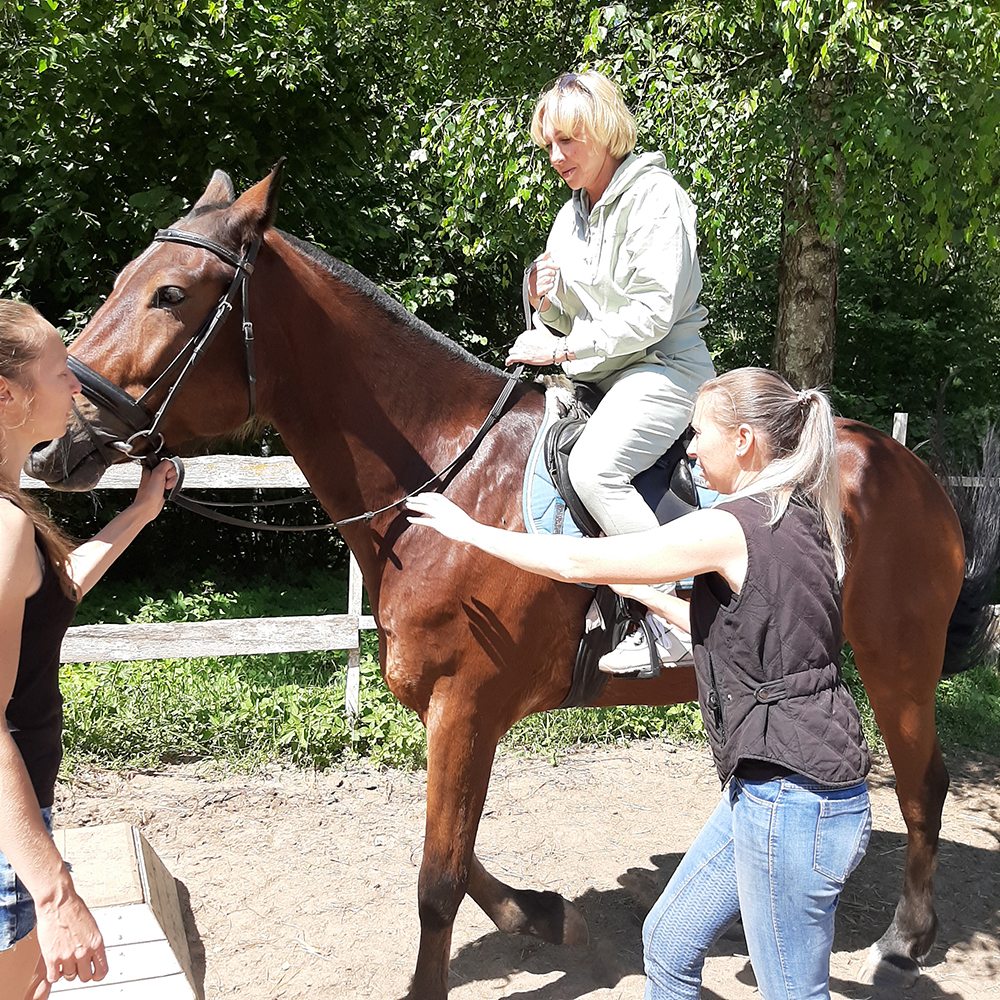 Елена Яковлева покаталась на лошадях: кадры неожиданной поездки актрисы