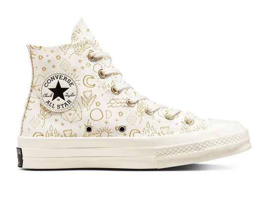 Предприниматели заявили об отсутствии дефицита обуви Converse в Красноярске