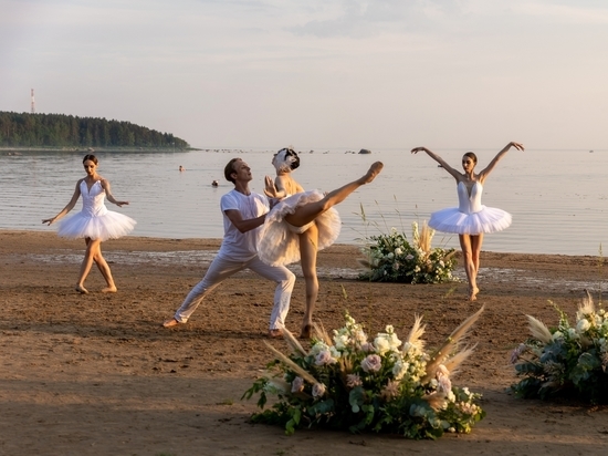 Артисты исполнили «Лебединое озеро» на берегу Финского залива