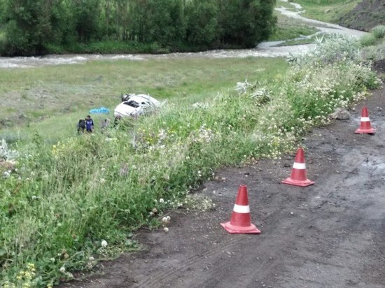 Автомобиль с людьми упал в обрыв в Дагестане, есть погибший