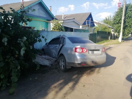 Под Рязанью пьяный водитель Volkswagen врезался в дерево, пострадали трое
