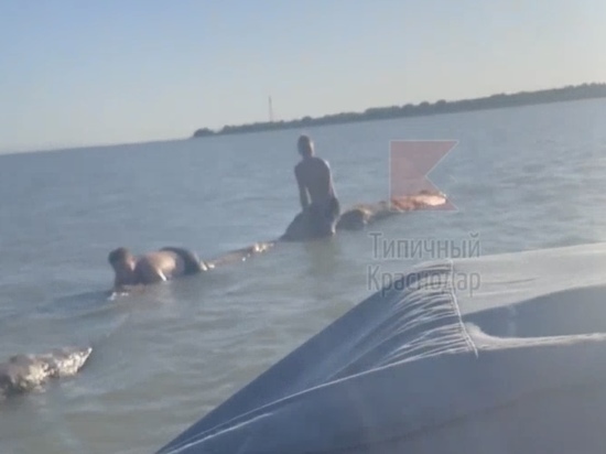 Житель Краснодара спас унесенных в водохранилище двух подростков