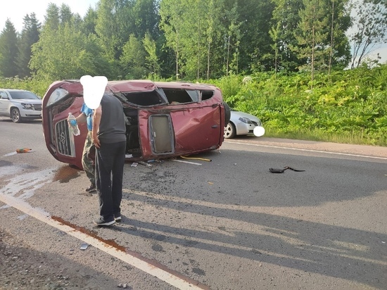 В Тверской области иномарка перевернулась на дороге