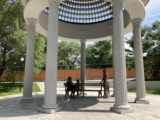 В краевой столице возле «Интуриста» появился новый сквер, но чего-то в нем не хватает