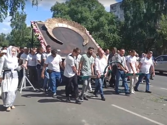 В Тутаеве прошел крестный ход с самым большим образом Спаса