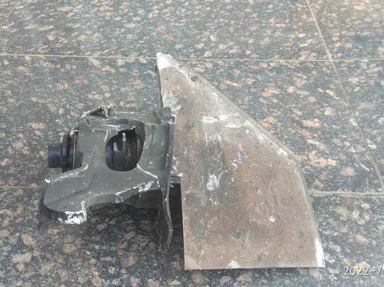 В Донецке показали огромные осколки снаряда, сбитого ПВО