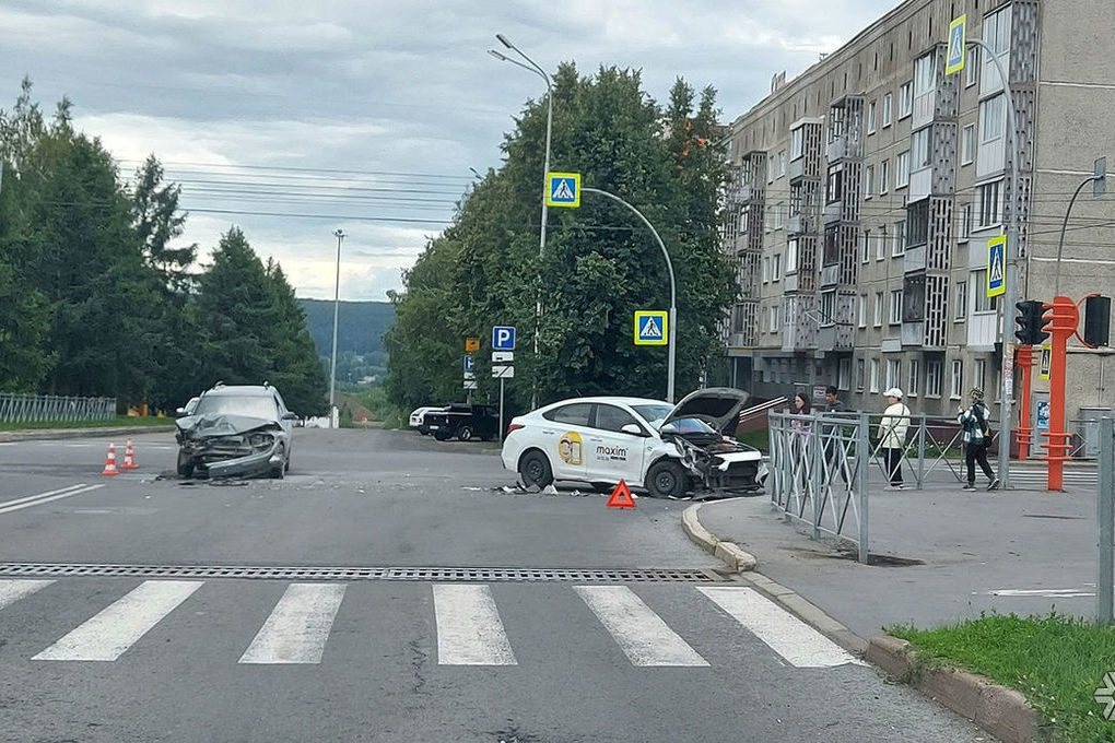 Автомобиль такси попал в жесткое ДТП на кемеровском перекрестке