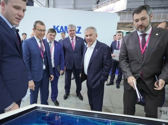 Президент Татарстана принимает участие в выставке «Иннопром-2022»