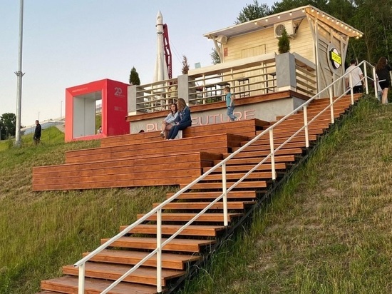 В Калуге на набережной Яченского водохранилища появилась деревянная лестница с трибуной