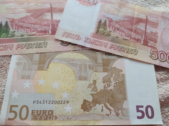 Рубль обвалился к доллару и евро