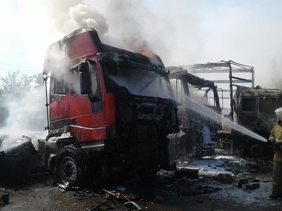 В Таганроге на Николаевском шоссе шесть пожарных тушили МАЗ