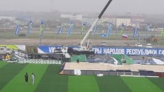 На открытии стадиона в Якутии сильный ветер обрушил конструкции