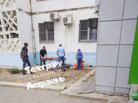 Астраханка неудачно сбежала из квартиры, где ее заперли муж и сын