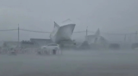 Улетел шатер, упал экран: видео урагана на празднике в Якутии