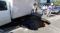 На юге столицы грузовик провалился в яму: видео ДТП