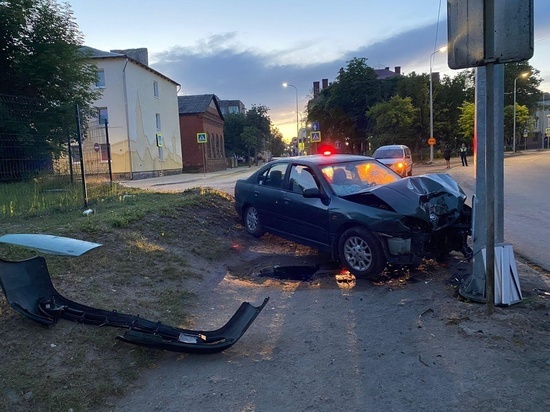 В Черняховске пьяный водитель Nissan Premier въехал в столб